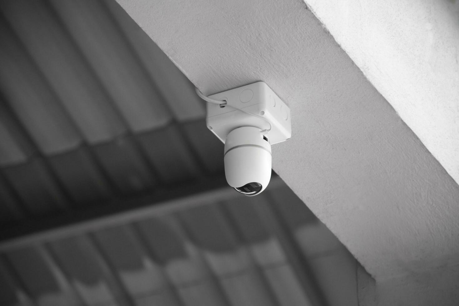 ip cctv cámara instalado en alto techo de el casa a hacer el seguridad por supervisión mediante móvil teléfono y computadora a salvar humano vida y propiedad, suave y selectivo enfocar. foto