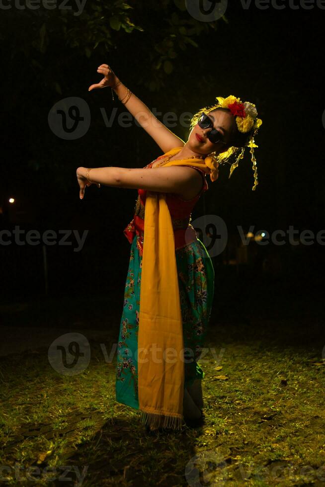 un tradicional indonesio bailarín bailando con el cuerpo retortijón en etapa foto