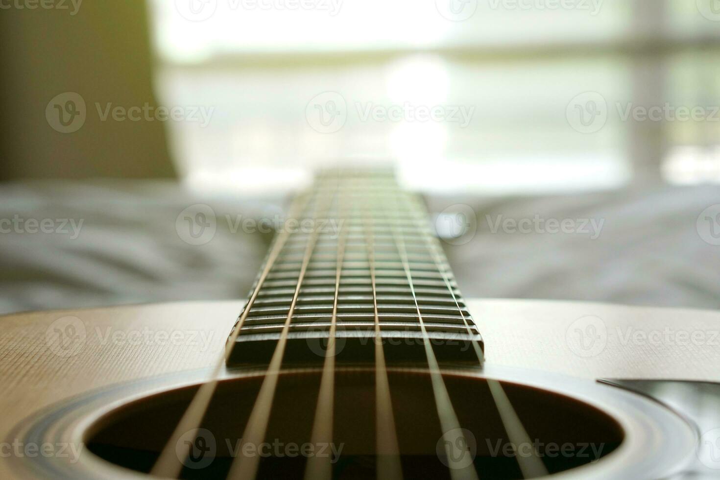 guitarra acústica, usada para tocar música y notas, para cantar una canción, macro abstracta foto