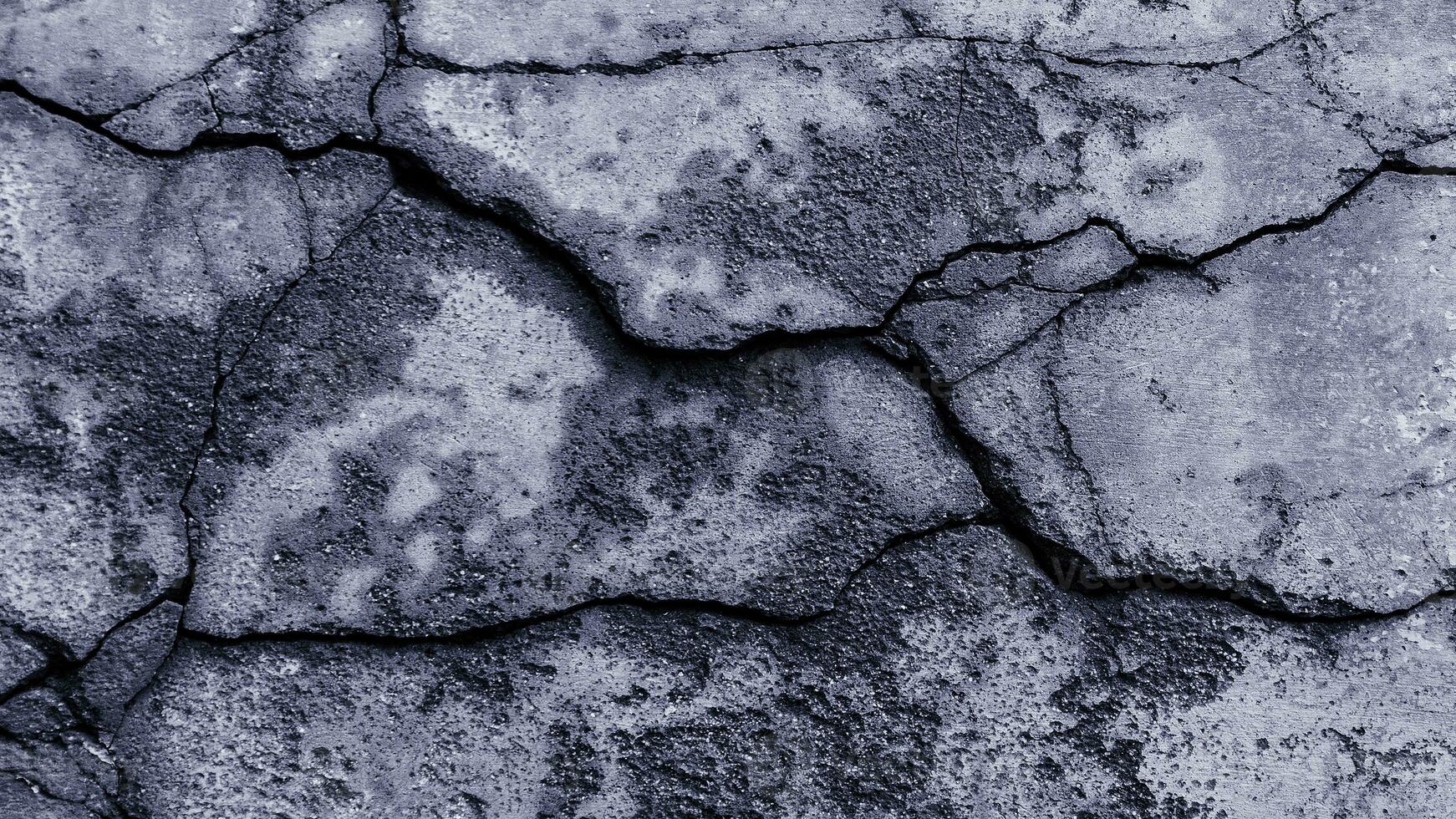 agrietado pared textura cemento hormigón piso fondo, yeso fachada casa pared con gris oscuro grietas resumen antecedentes foto