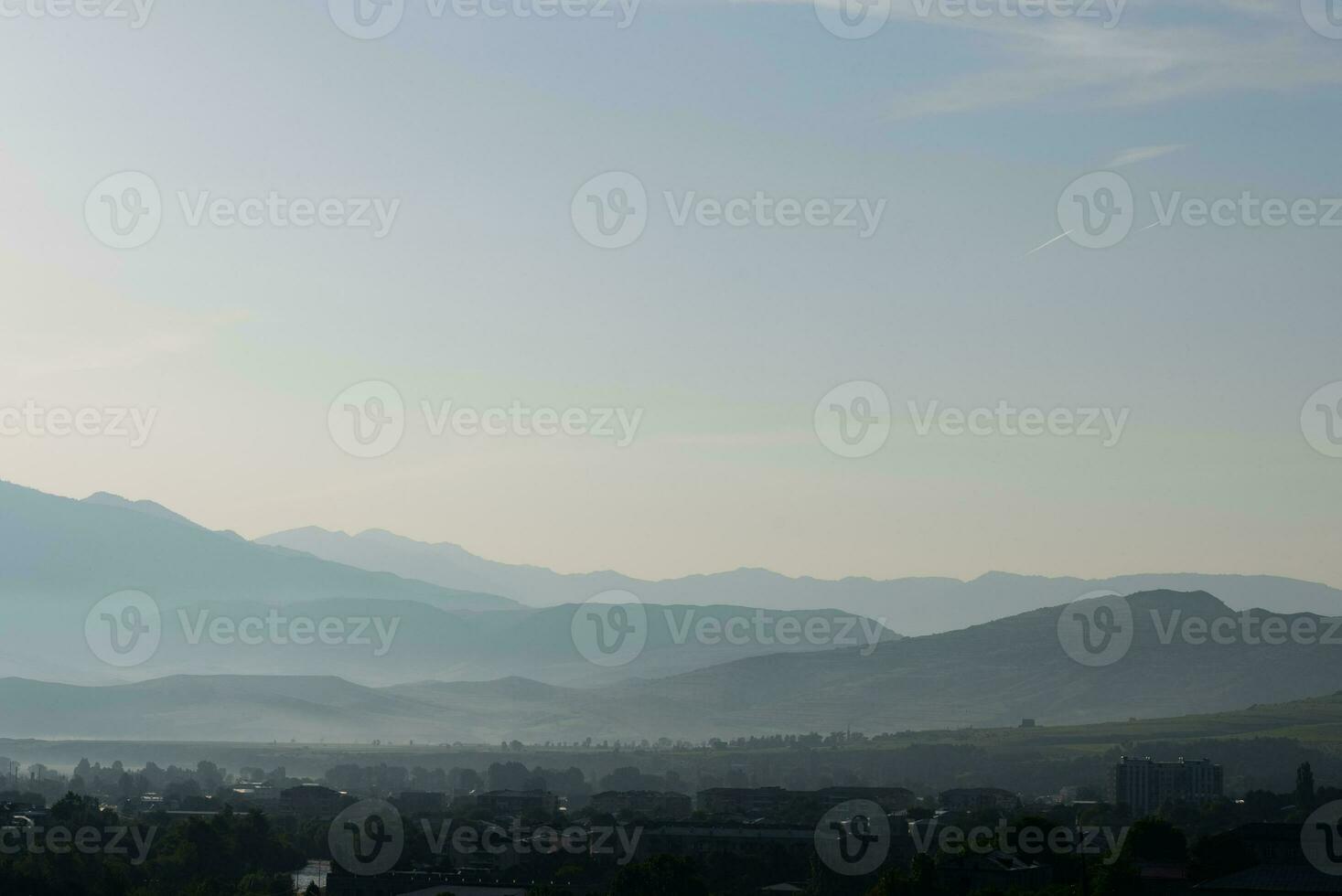 montañas rango en Mañana con ciudad de Akhaltsikhe foto