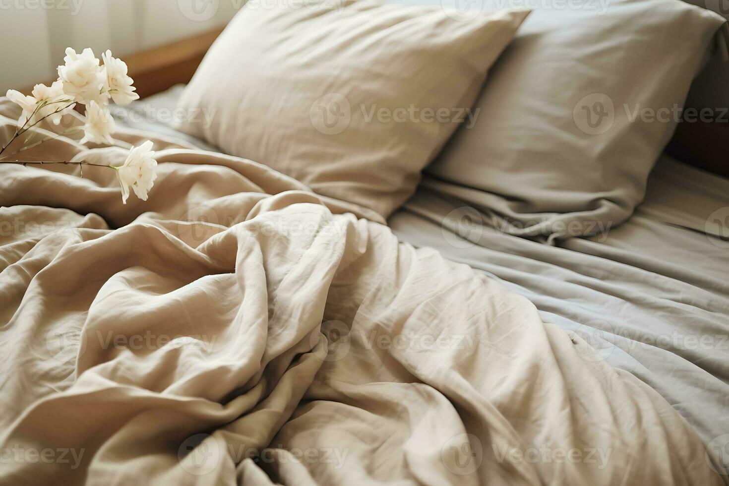 un sin hacer cama con blanco ropa de cama con cobija en cama deshecho concepto de relajante después Mañana. ai generado foto