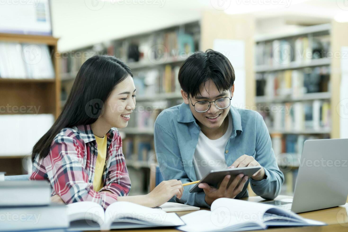 joven estudiantes instalaciones ayuda amigo atrapando arriba y aprendiendo. foto