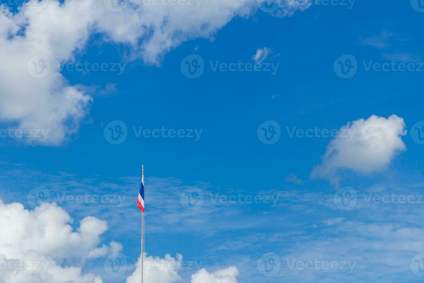 azul cielo con nubes y Tailandia bandera foto