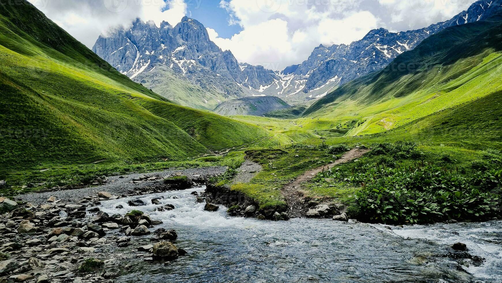 Kazbegi región, Georgia, pintoresco montaña paisaje con chauhi río y Cáucaso montaña rango, juta Valle foto