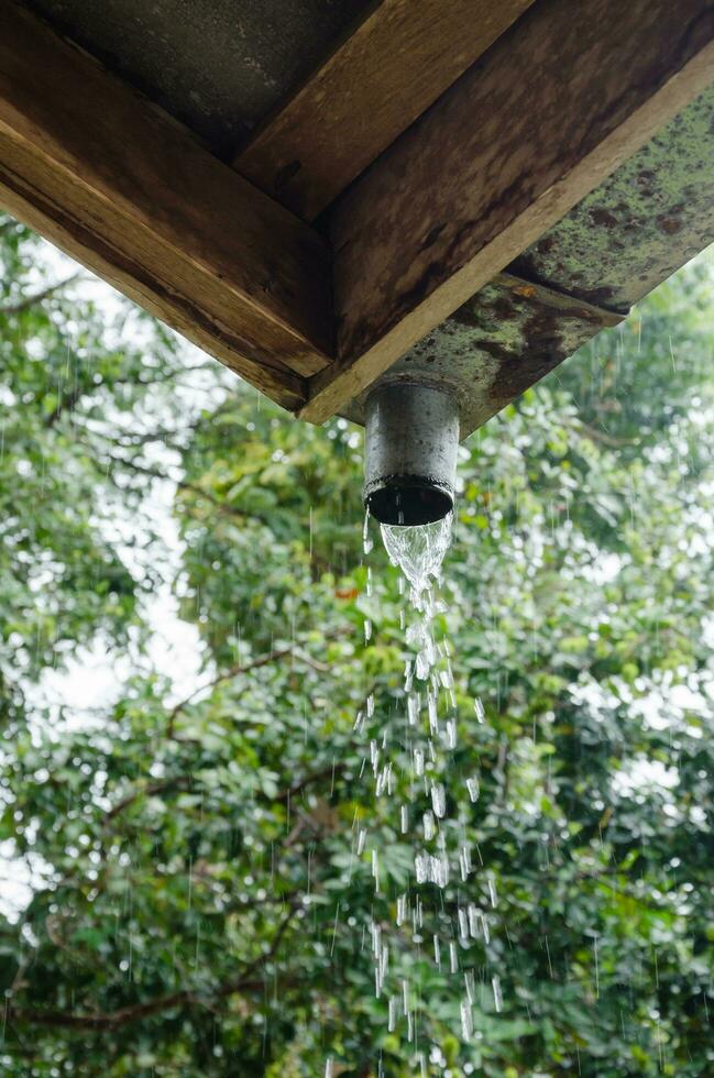 lluvia torrencial abajo desde canal foto