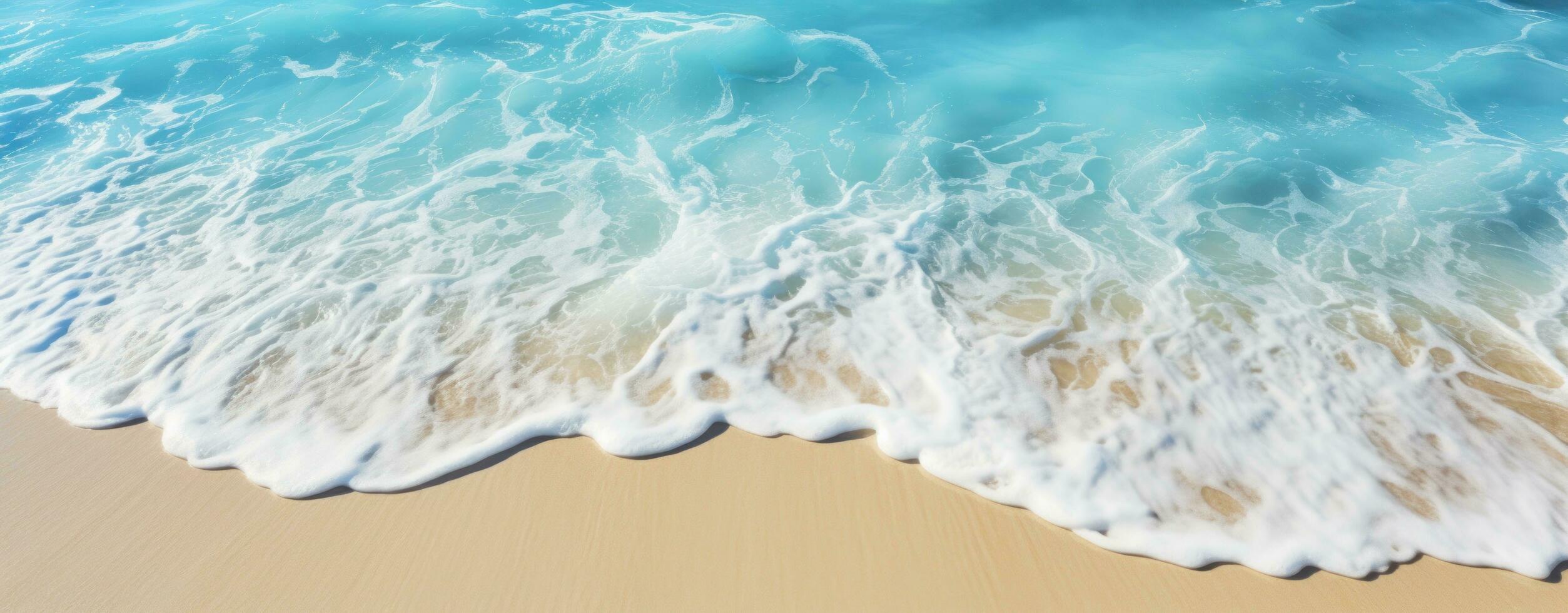 playa arena con azul agua foto