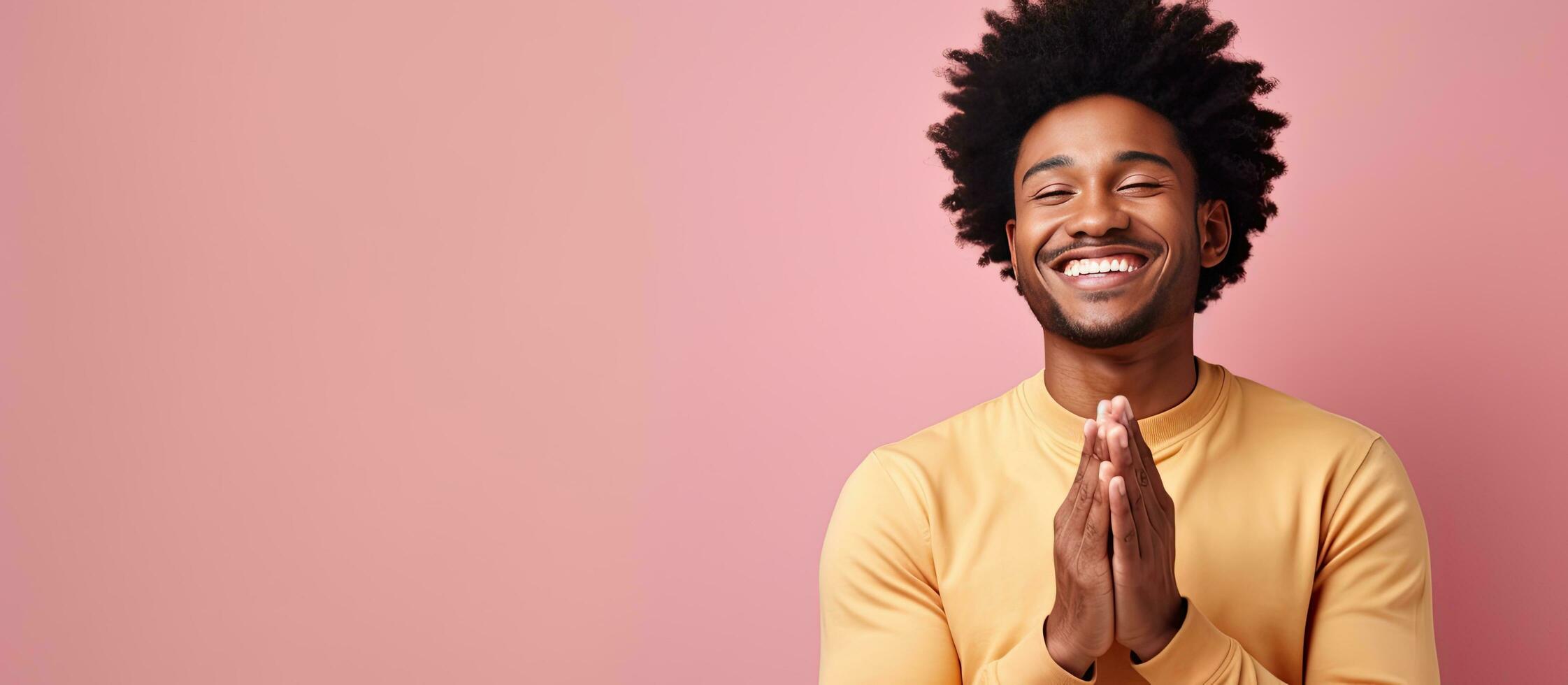 lograr joven negro hombre expresando alegría y triunfo sonriente y aplausos manos ofrecimiento Felicidades con aplausos foto