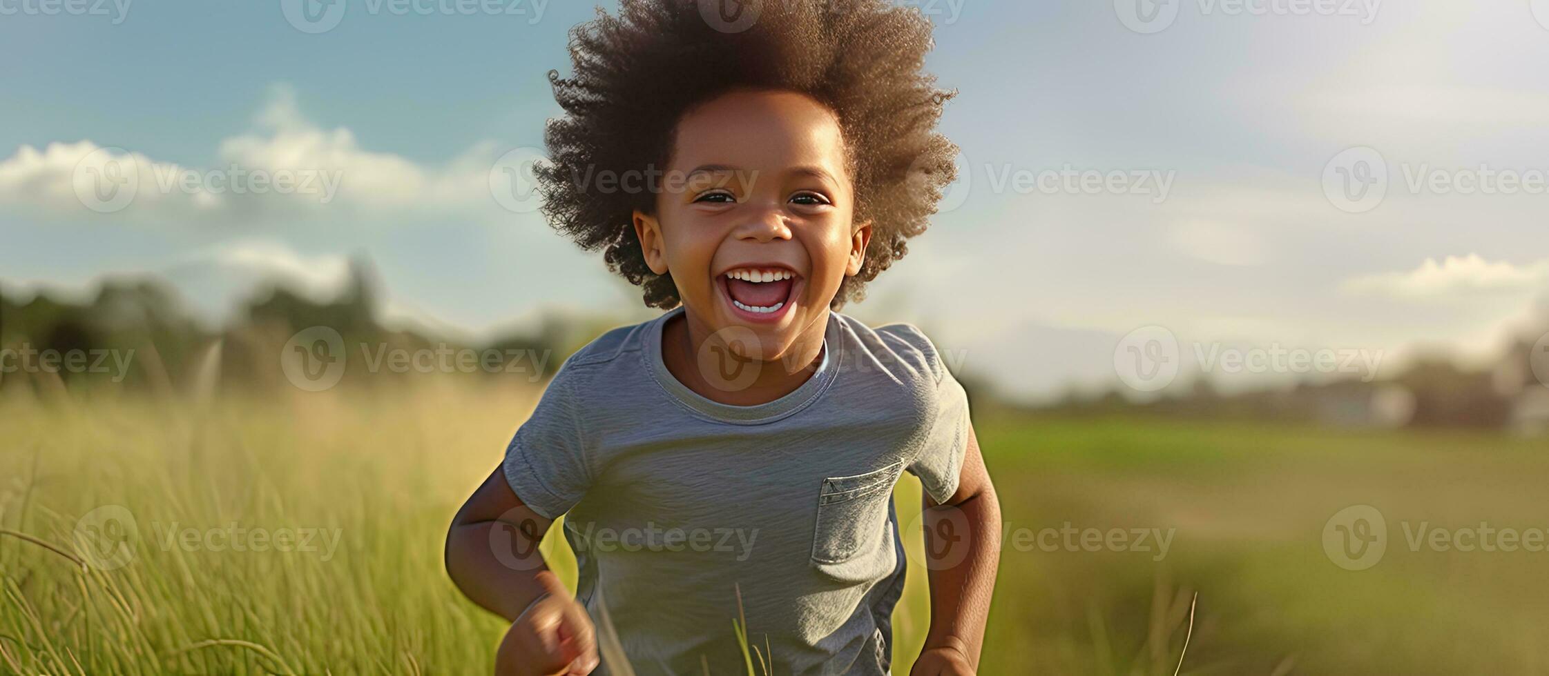 activo africano americano chico alegremente jugando al aire libre foto