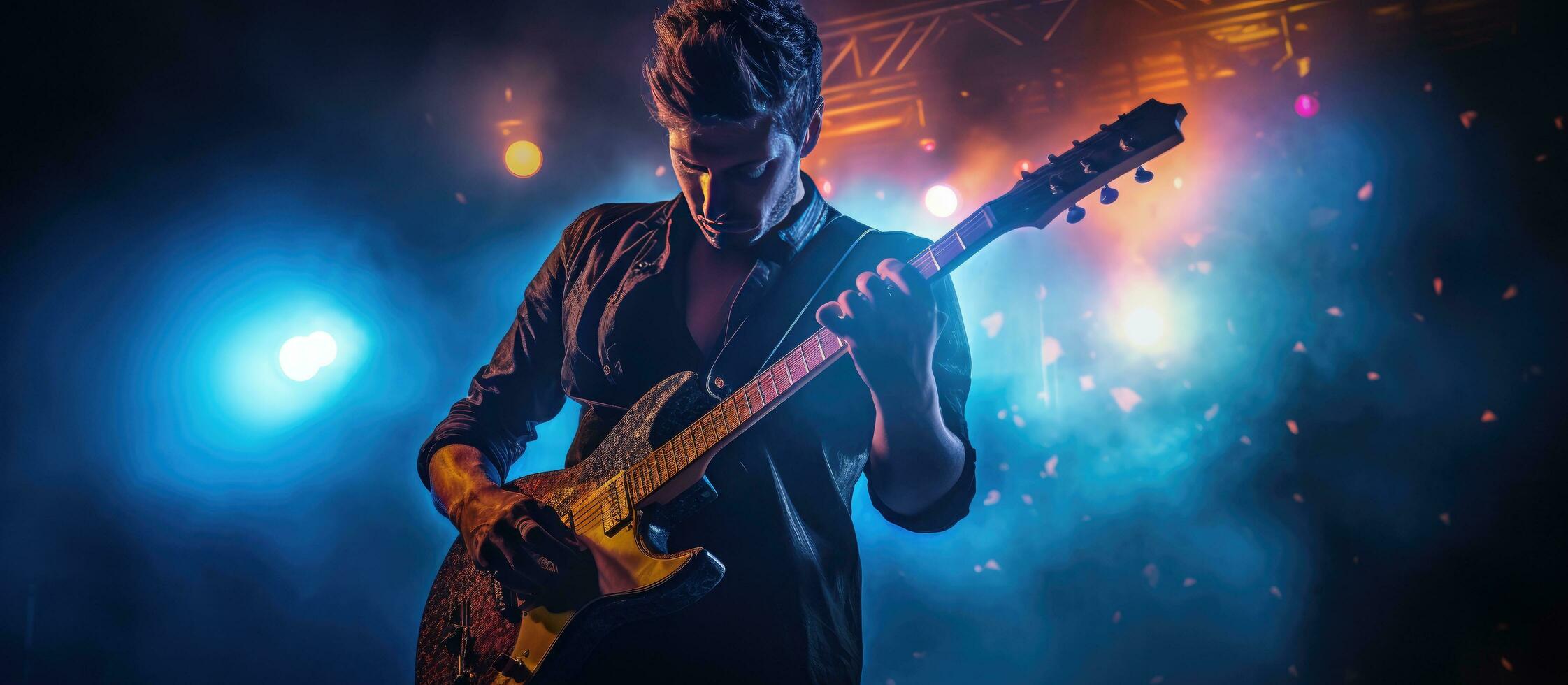 hombre jugando guitarra a un club foto