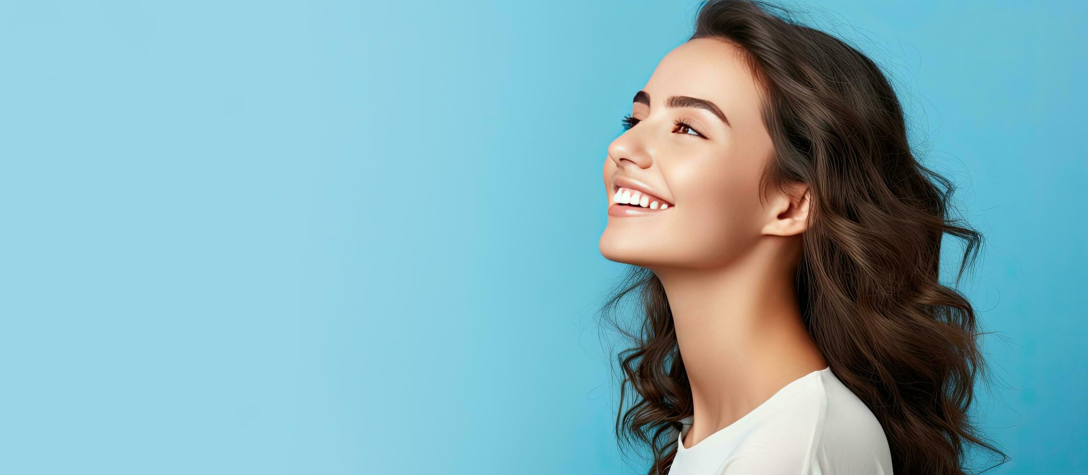 atractivo niña sonriente en perfil retrato con azul antecedentes y Copiar espacio foto