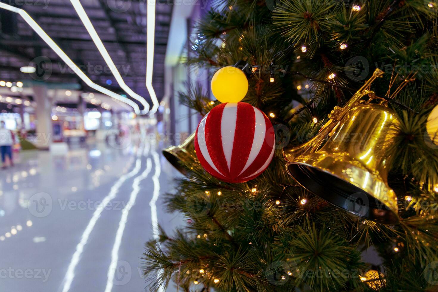 Navidad árbol y Navidad decoraciones en compras centros comerciales foto