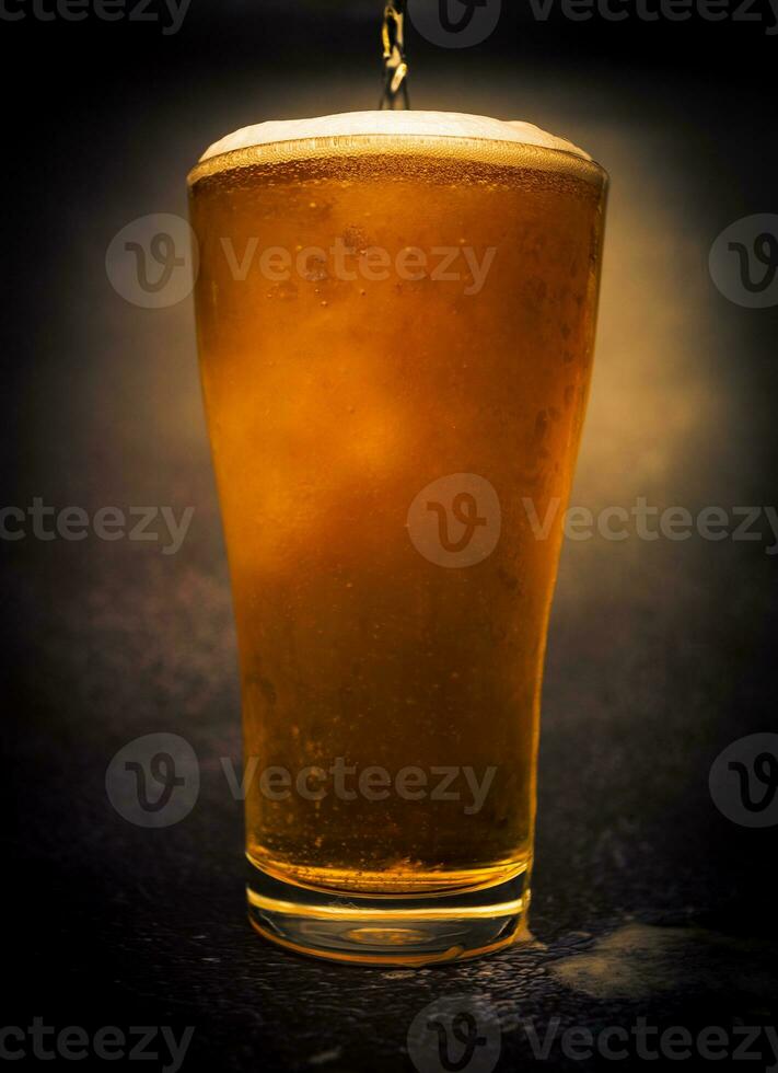 verter cerveza dentro un vaso en oscuro fondo.luz cerveza en un vaso,borrador.fresco ligero cerveza.de cerca. foto