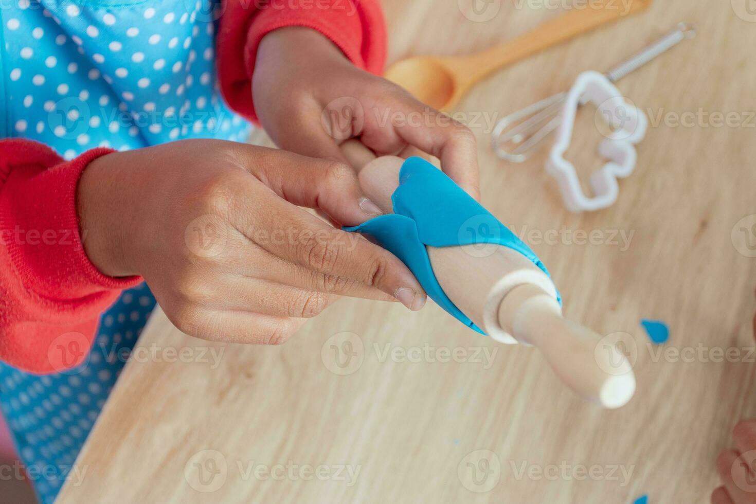 para niños manos y simulación Cocinando juguetes en el cocina mostrador foto