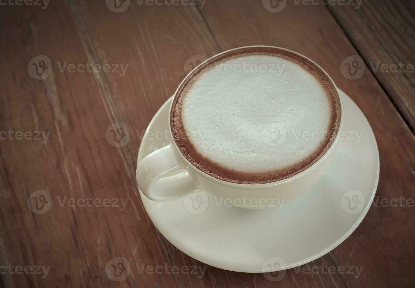 capuchino café taza en el de madera mesa foto