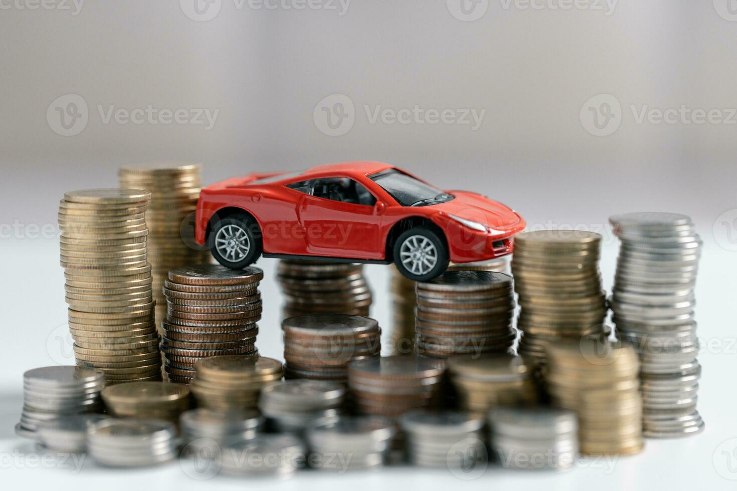 parte superior ver de miniatura coche modelo, calculadora y bolígrafo en oficina escritorio mesa. negocio, finanzas, ahorro dinero, bancario o coche préstamo concepto. auto, monedas y calculadora con Copiar espacio. foto