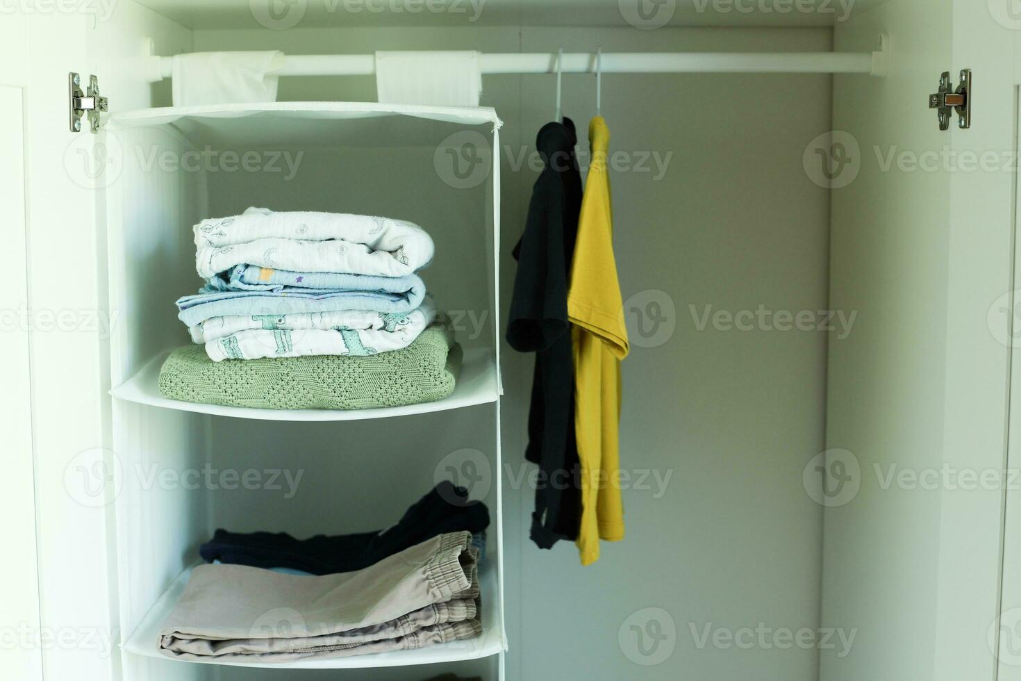 recién nacido ropa en piso percha bebé habitación diseño. infantil romper  trajes por lecho contemporáneo Departamento interior. generativo ai  27077992 Foto de stock en Vecteezy