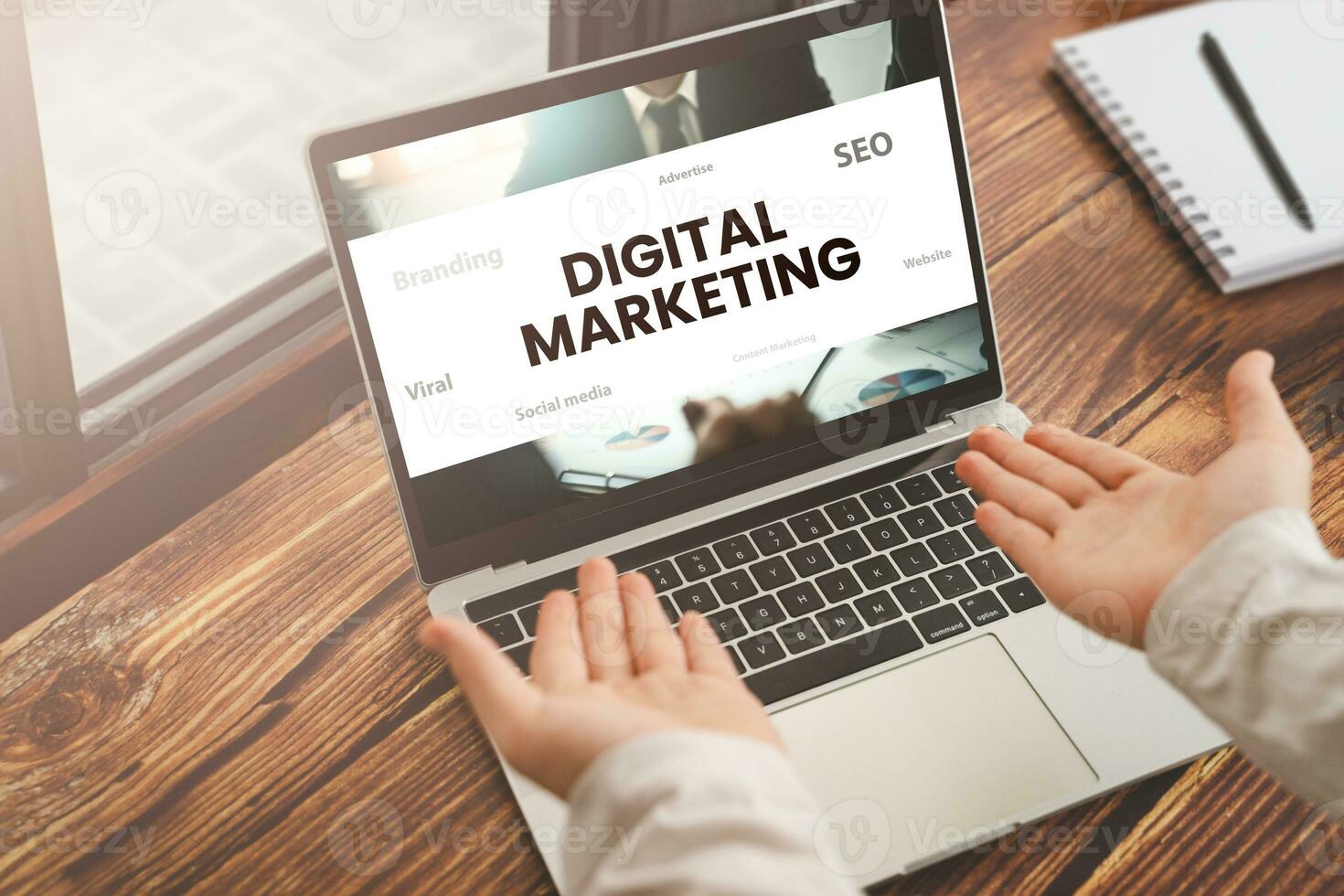 digital en línea márketing tecnología concepto. empresario utilizando digital márketing en ordenador portátil y datos análisis, en línea medios de comunicación, SEO, viral, contenido marketing, negocio estrategia, en línea anuncio publicitario. foto