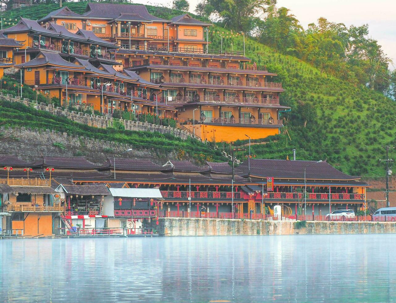 chino barco lanzado temprano en el Mañana a rak tailandés aldea en mae hongson, tailandia, en el lago con agua vapor, banrakthai, prohibición rak tailandés. foto