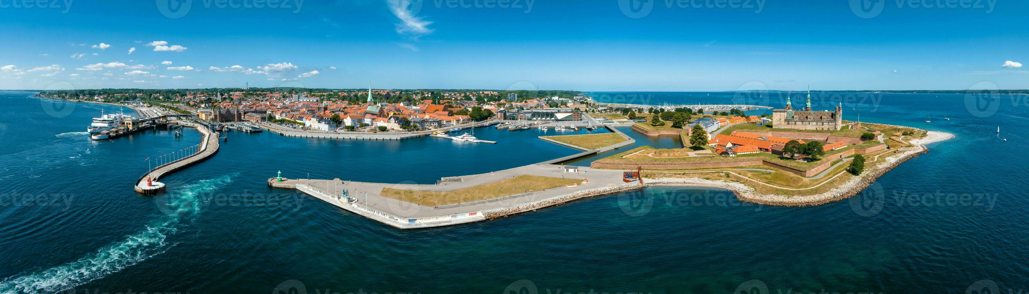 aéreo ver de Kronborg castillo con murallas, revellín guardando el Entrada a el báltico mar foto