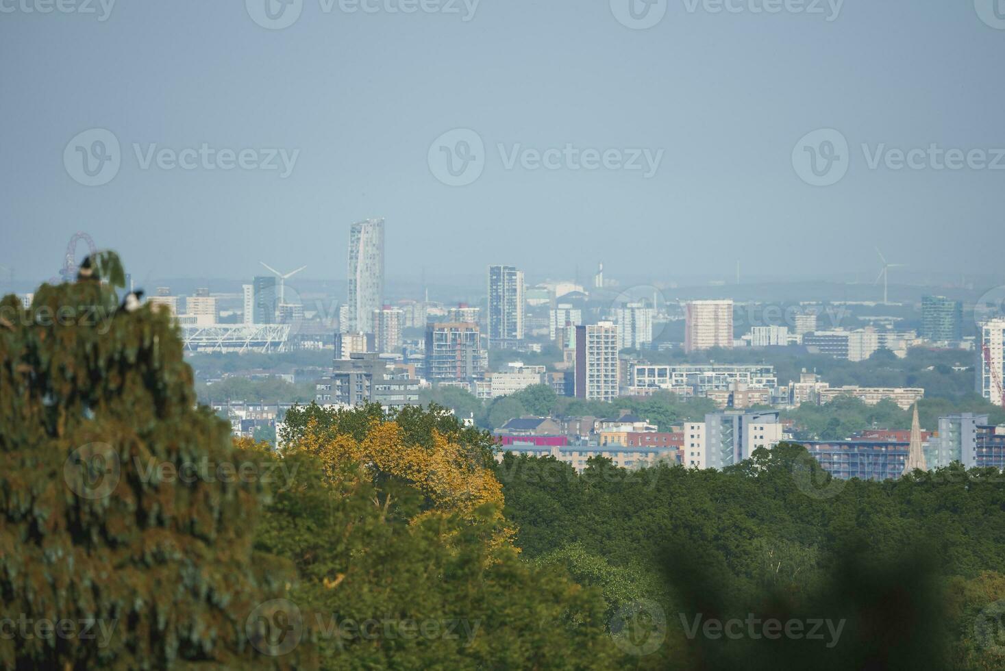 escénico ver de paisaje urbano y arboles con azul cielo en antecedentes a Londres foto