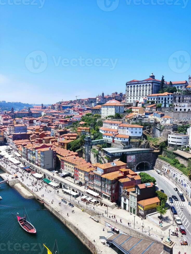 porto famoso histórico ciudad, Portugal. arquitectura de antiguo ciudad. viaje a ribeira y douro río. foto