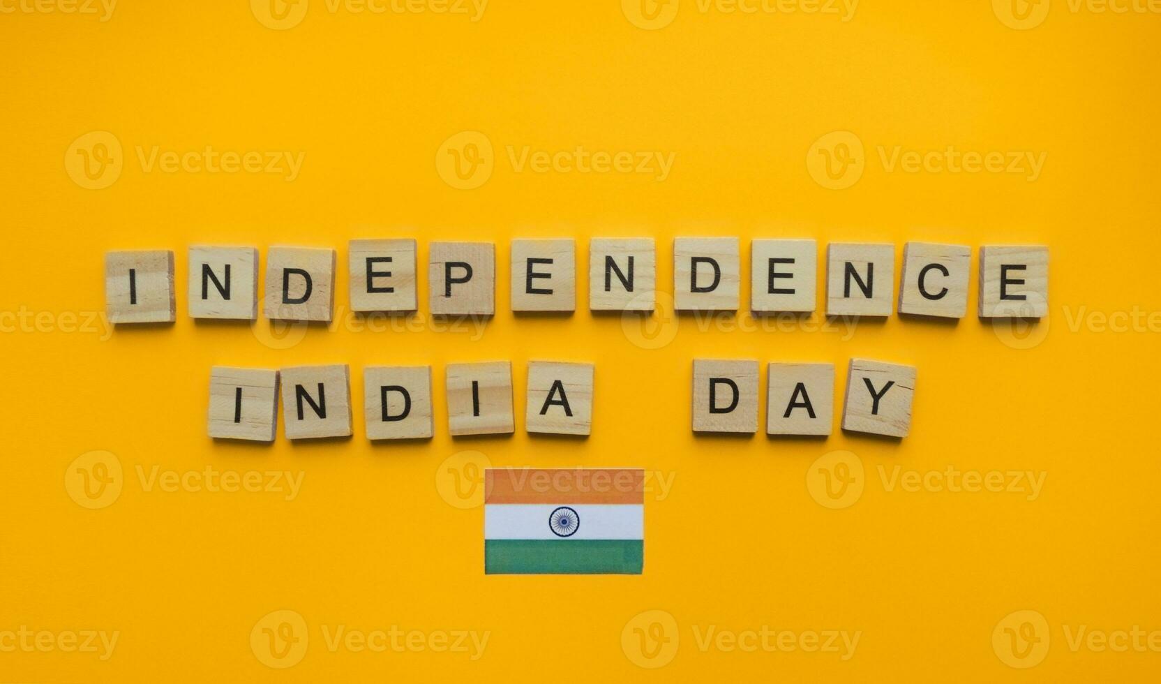 agosto 15, independencia día en India, bandera de India, minimalista bandera con el inscripción en de madera letras foto