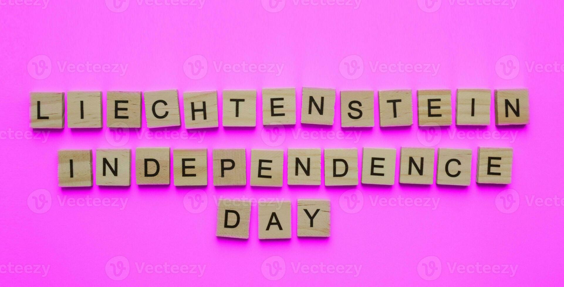 agosto 15, Liechtenstein independencia día, Liechtenstein nacional día, minimalista bandera con de madera letras foto