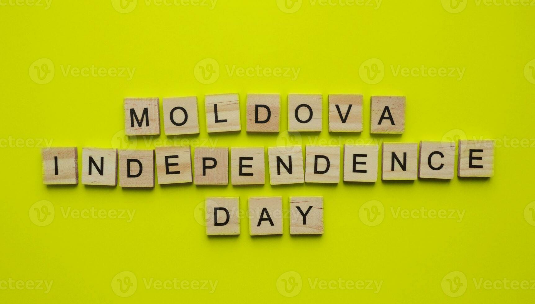 agosto 27, Moldavia independencia día, minimalista bandera con el inscripción en de madera letras foto