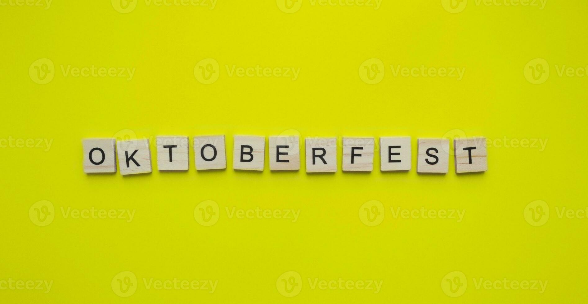 septiembre dieciséis - octubre 3, oktoberfest, minimalista bandera con un inscripción en de madera letras foto
