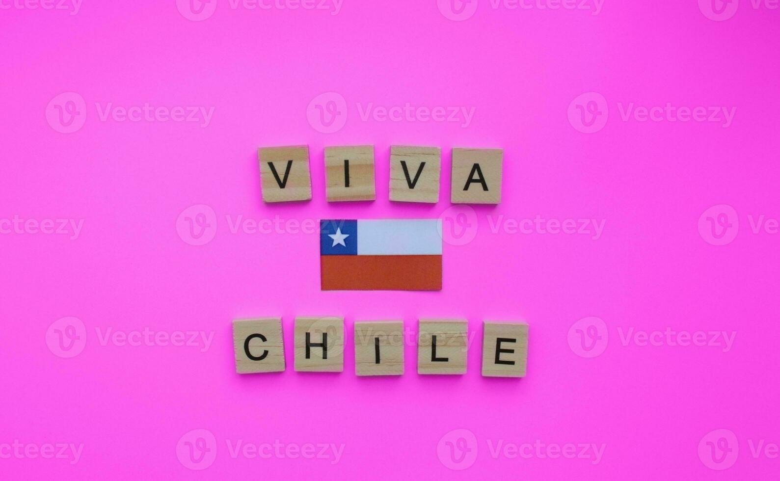 septiembre 18, independencia día de Chile, Viva Chile, bandera de Chile, minimalista bandera con el inscripción en de madera letras foto