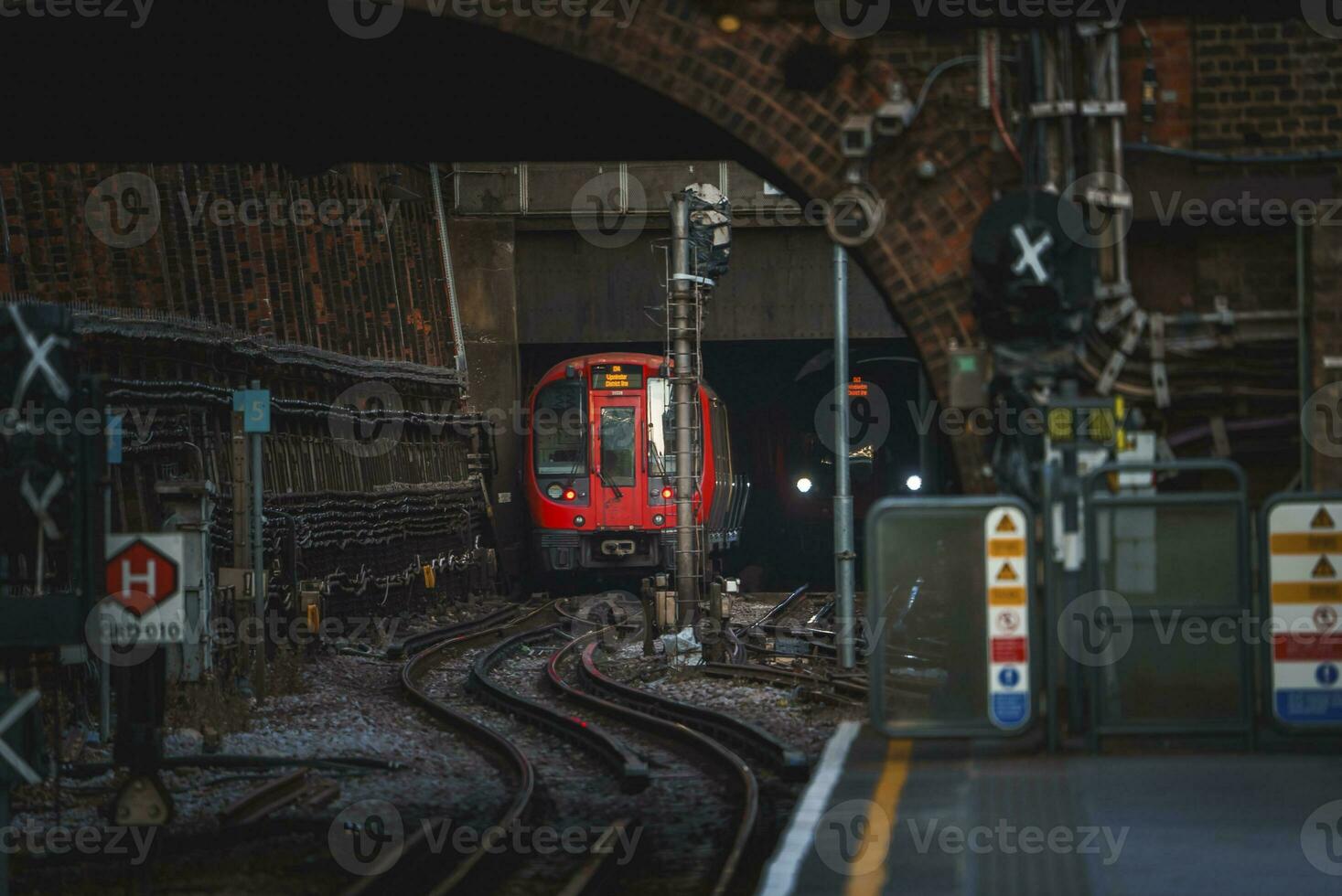 tren dejando para upminster tubo estación foto