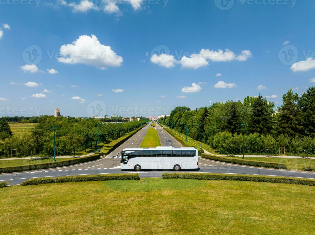 blanco moderno cómodo turista autobús conducción mediante autopista a disneylandia foto