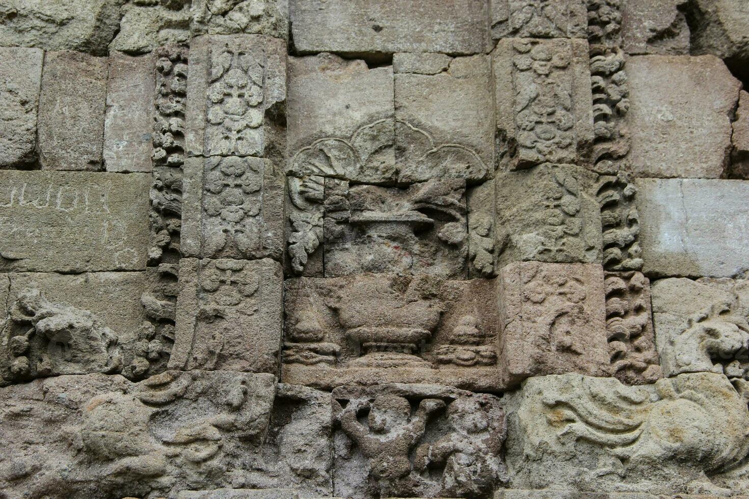 Buda estatua en templo . bas alivio en templ foto