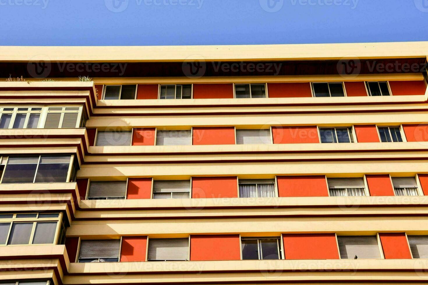 un edificio con muchos ventanas y un azul cielo foto