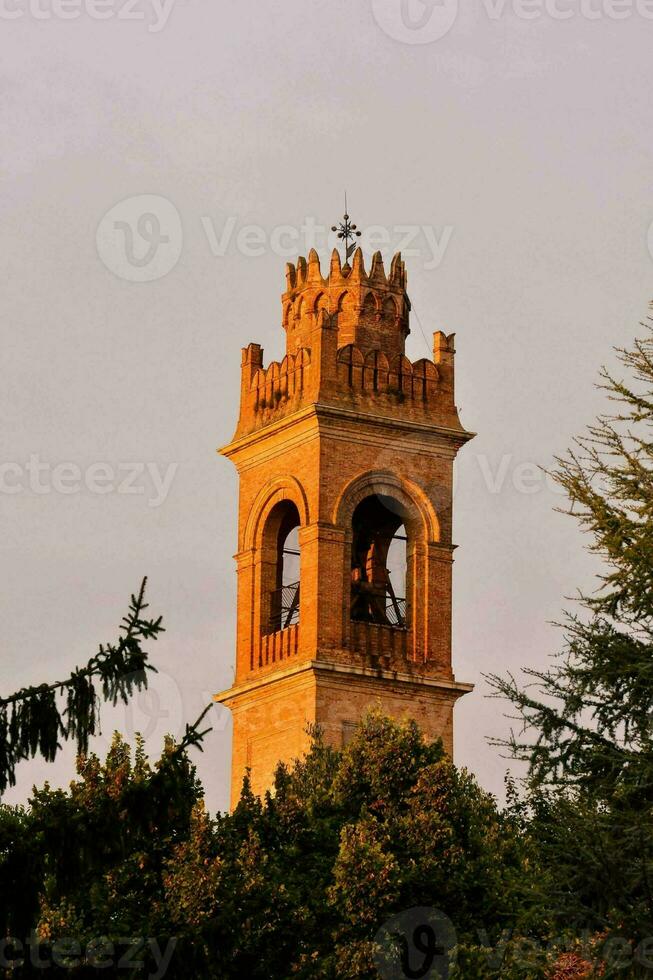 un torre entre arboles foto