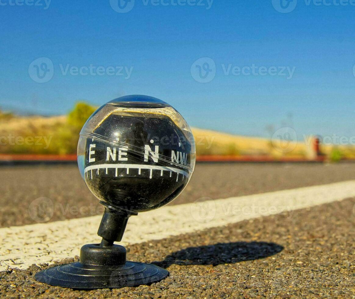 un Brújula en el lado de un la carretera foto