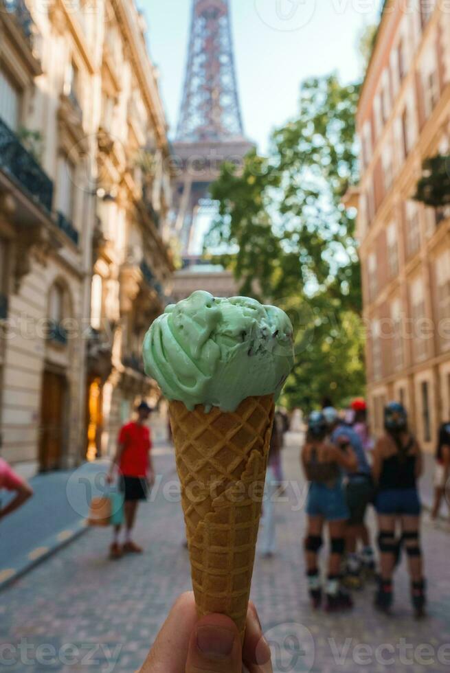 hielo crema disfrute a el eiffel torre foto