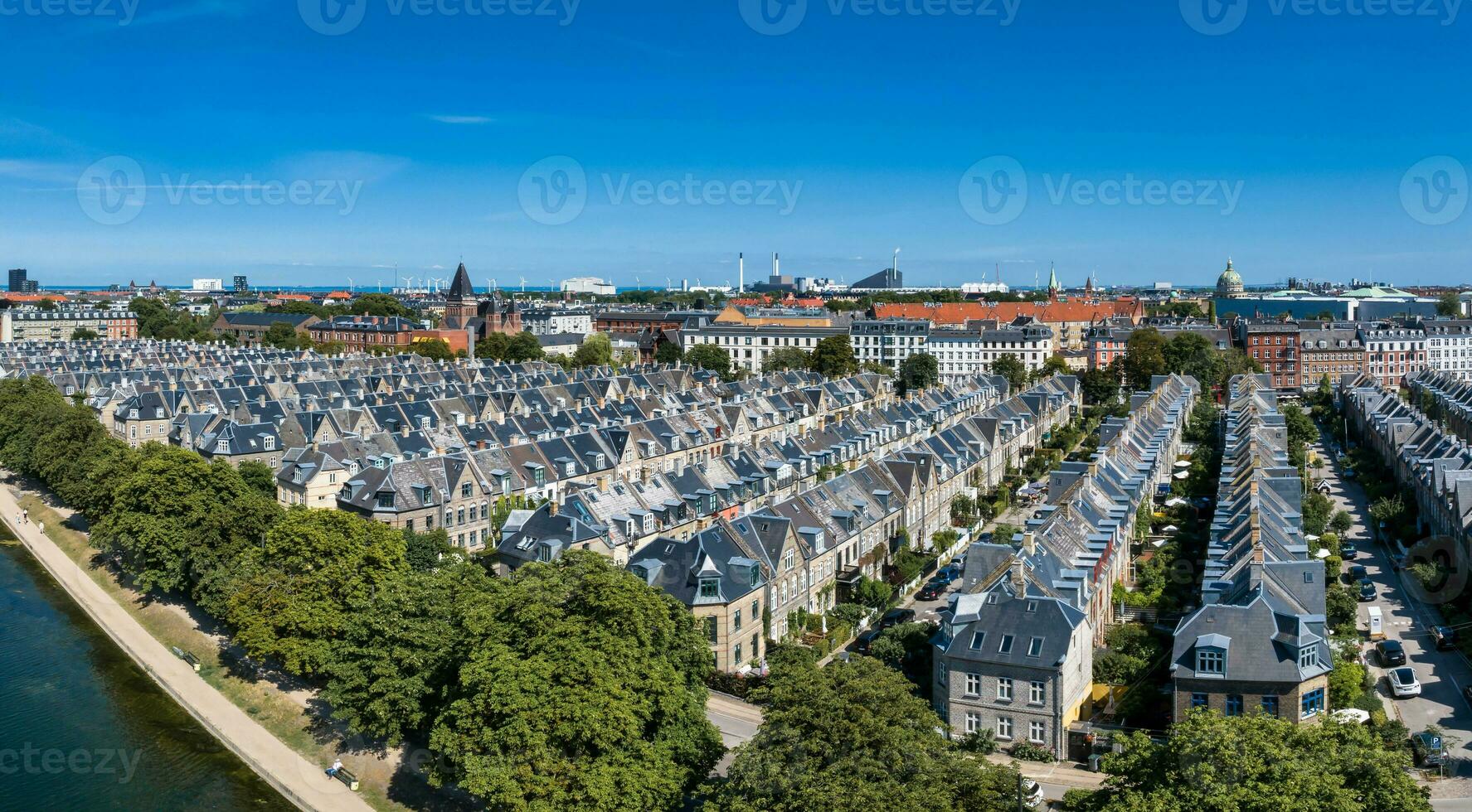 aéreo ver de el tejados de kartoffelraekkerne vecindario, en oesterbro, Copenhague, Dinamarca. foto