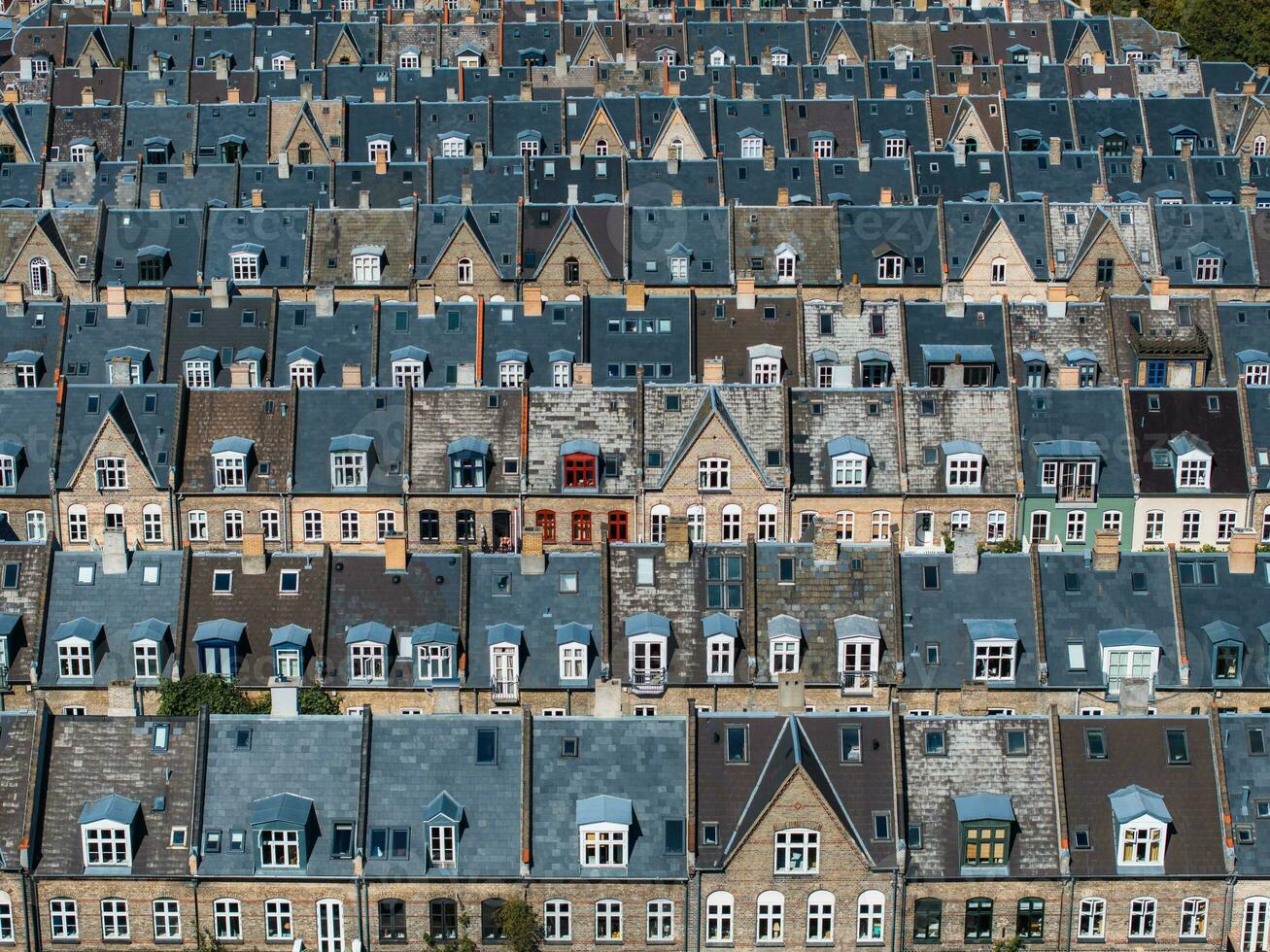 aéreo ver de el tejados de kartoffelraekkerne vecindario, en oesterbro, Copenhague, Dinamarca. foto