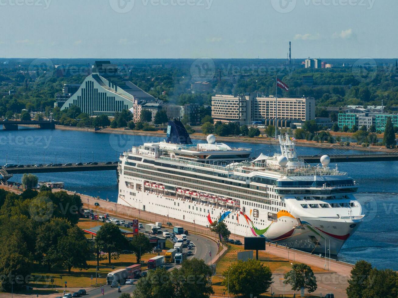 enorme crucero - noruego amanecer - Embarcacion atracado en el centrar de riga, letonia foto