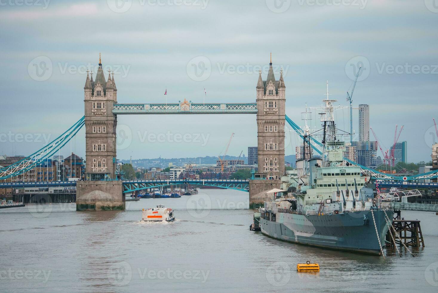 torre puente en Londres, el Reino Unido. puesta de sol con hermosa nubes foto