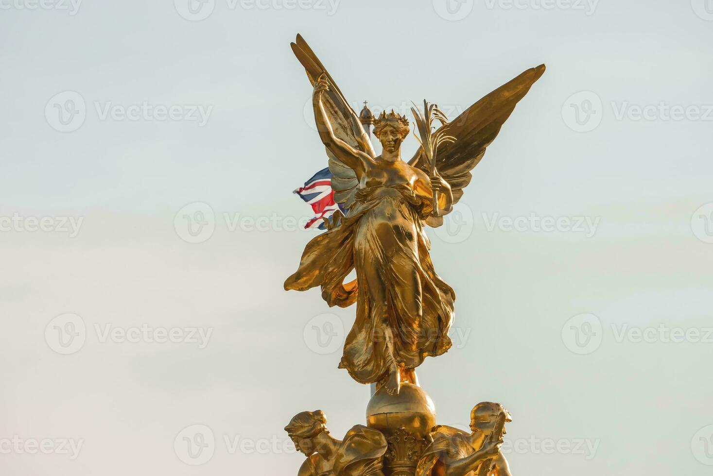 el dorado ángel de victoria monumento en soleado día foto