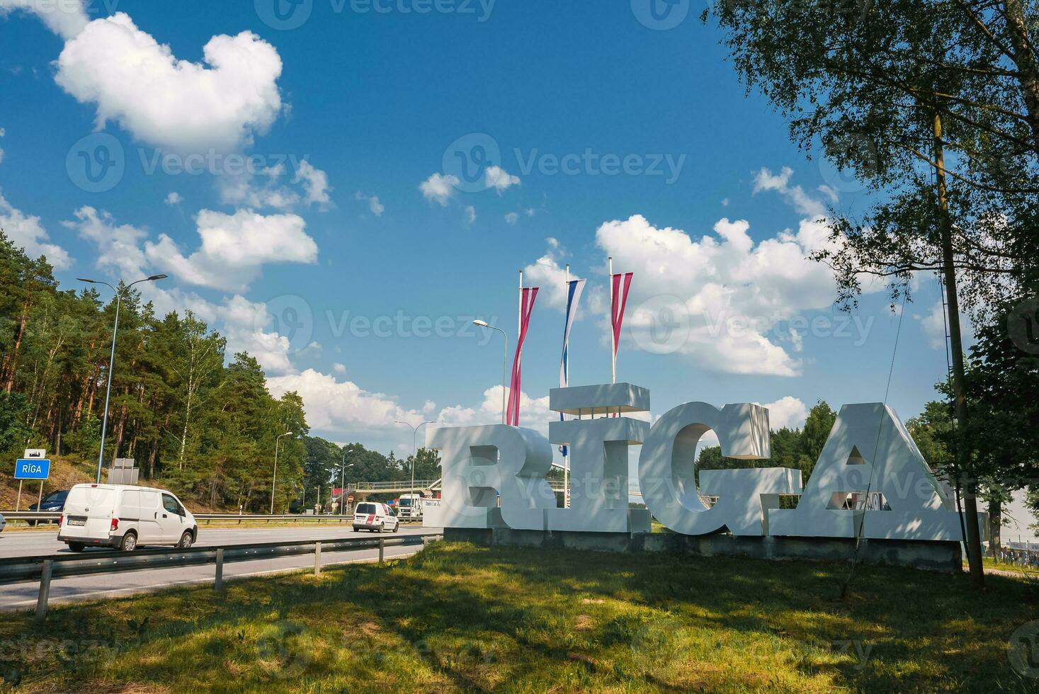 riga firmar a el Entrada a Letonia capital. foto