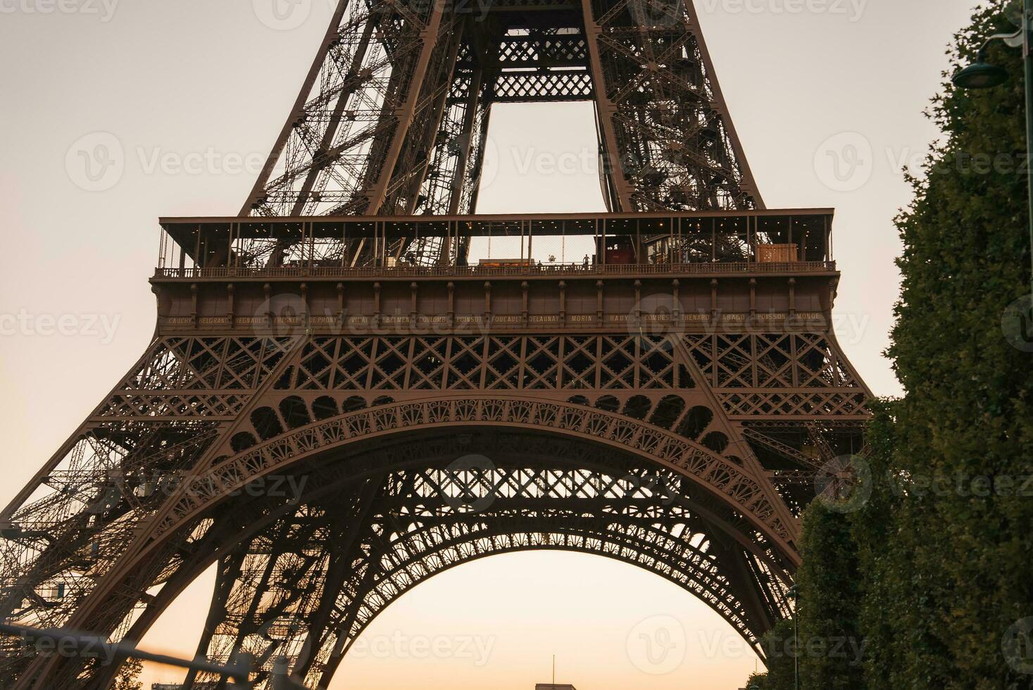 eiffel torre a puesta de sol con naranja cielo foto