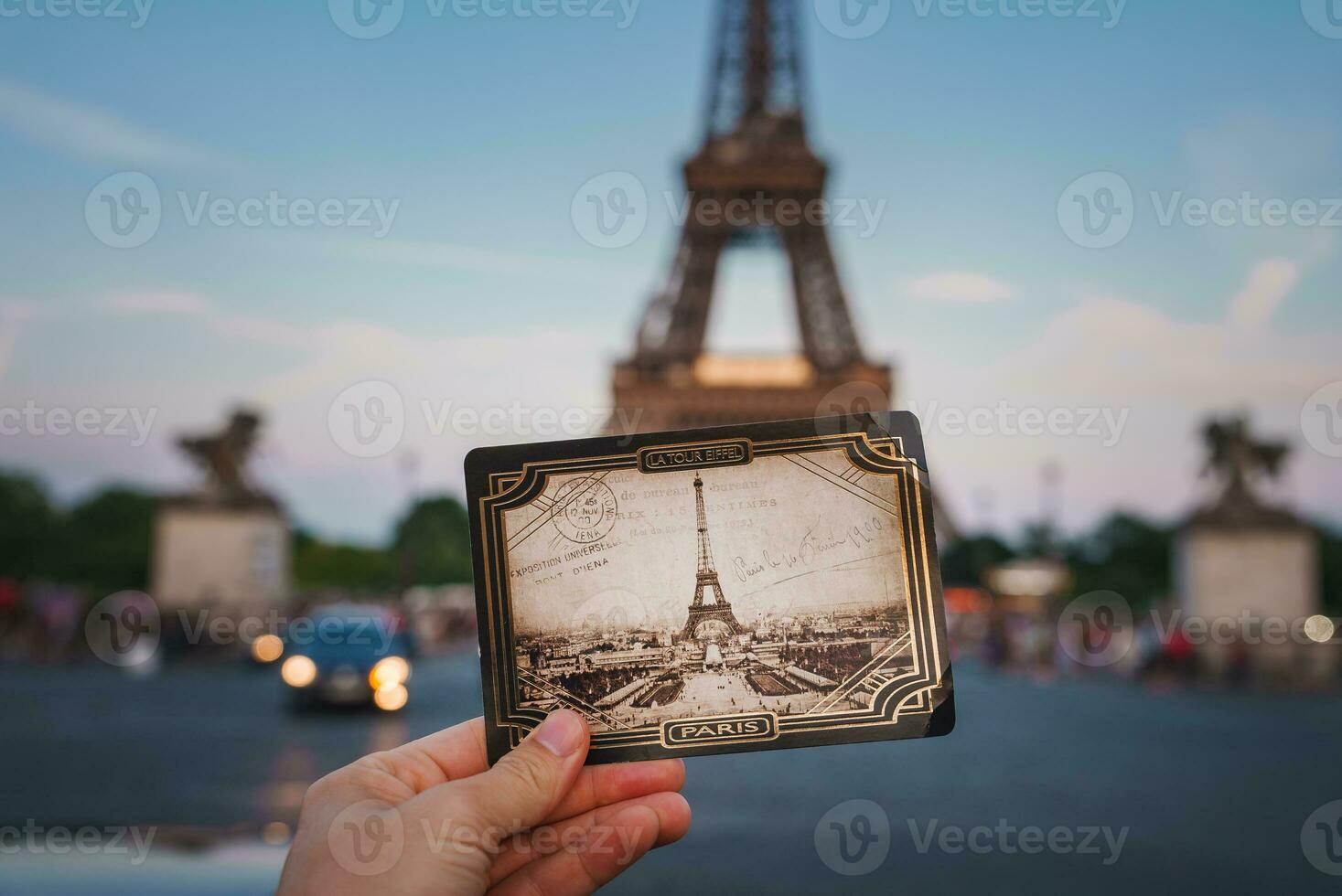 eiffel torre pasado y presente a oscuridad foto