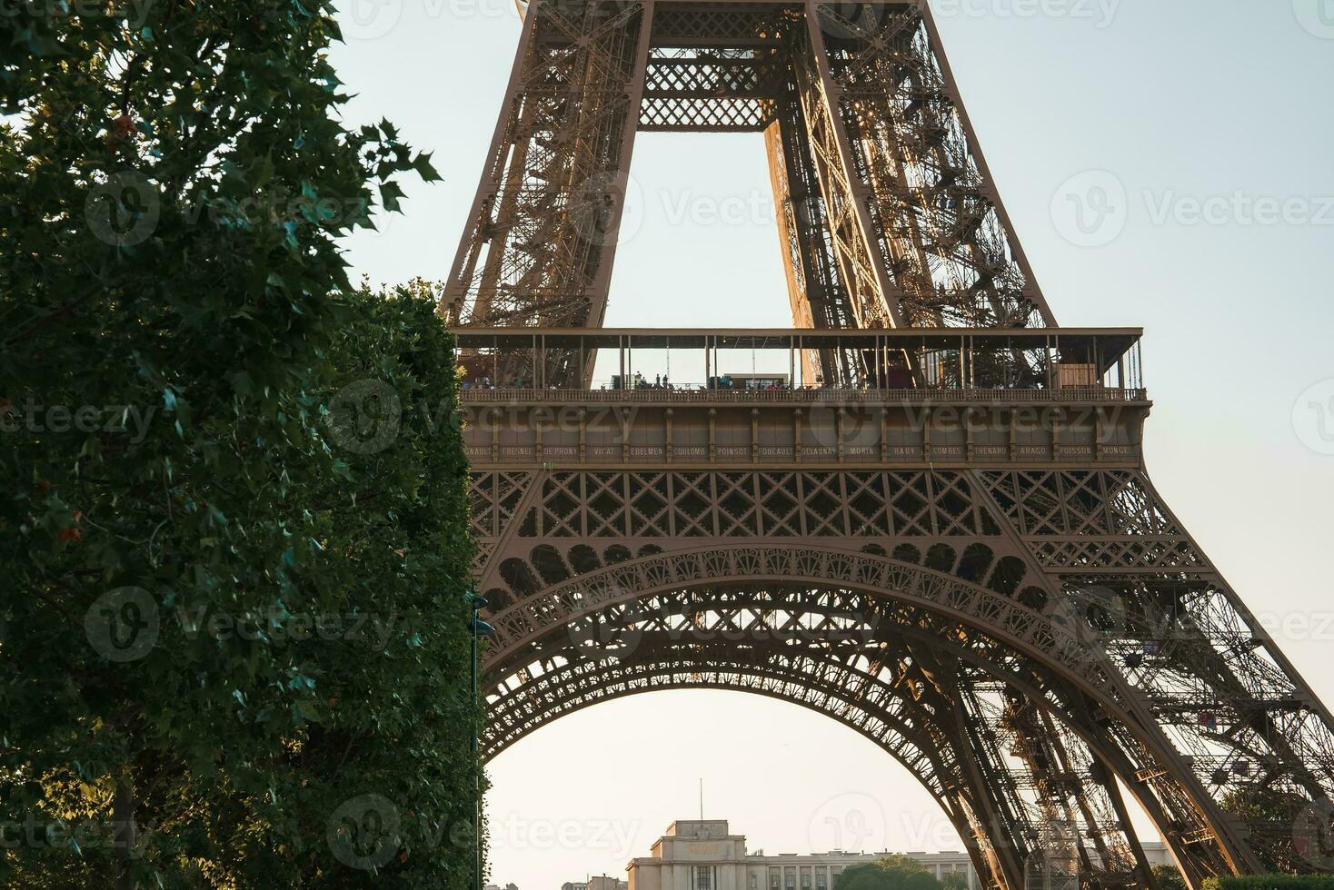 eiffel torre debajo claro azul cielo foto