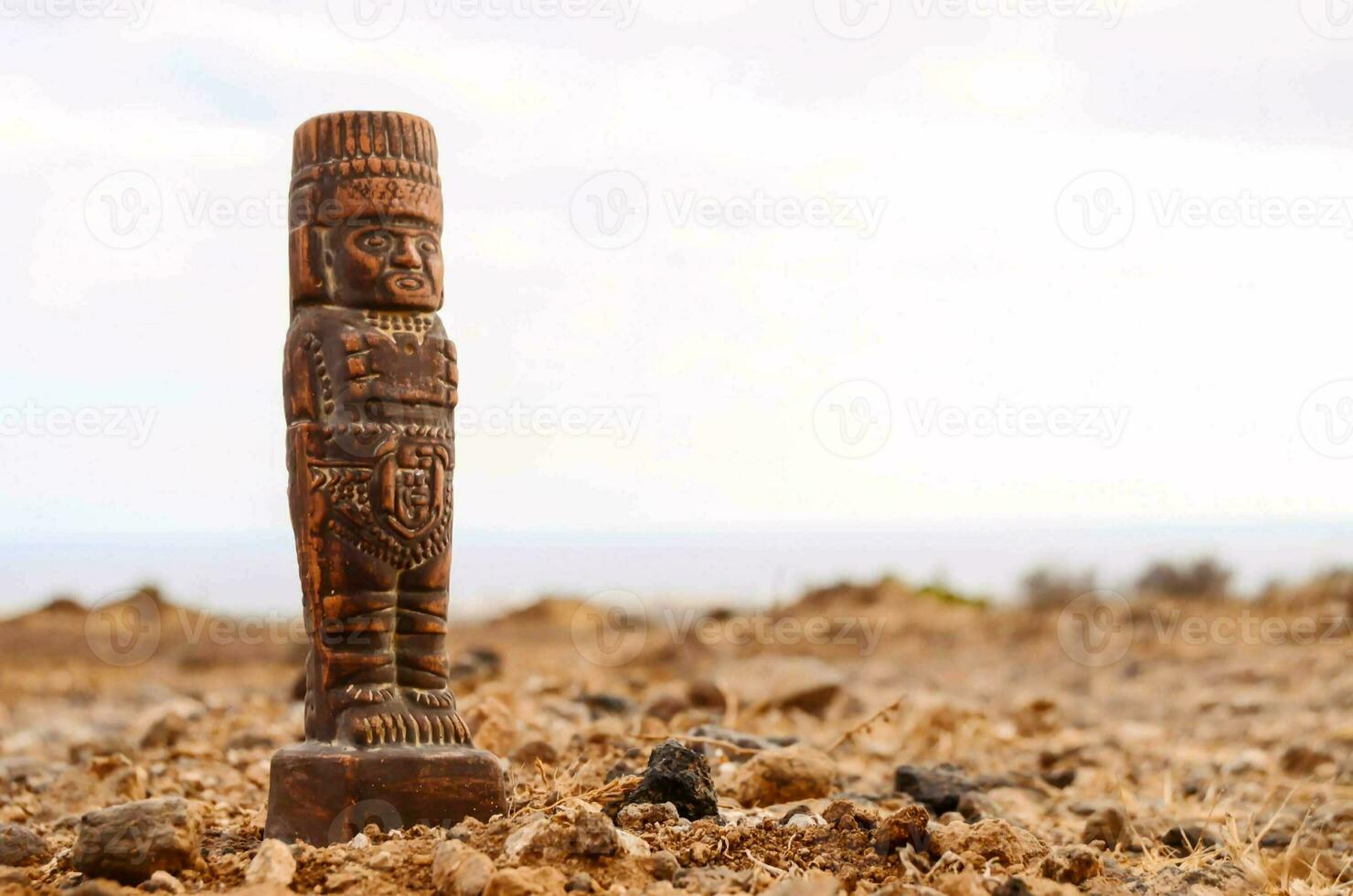 un de madera estatua en el medio de un Desierto foto