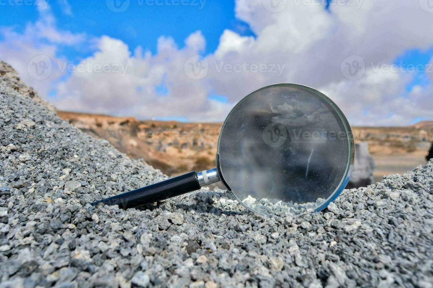 un aumentador vaso es tendido en parte superior de grava foto