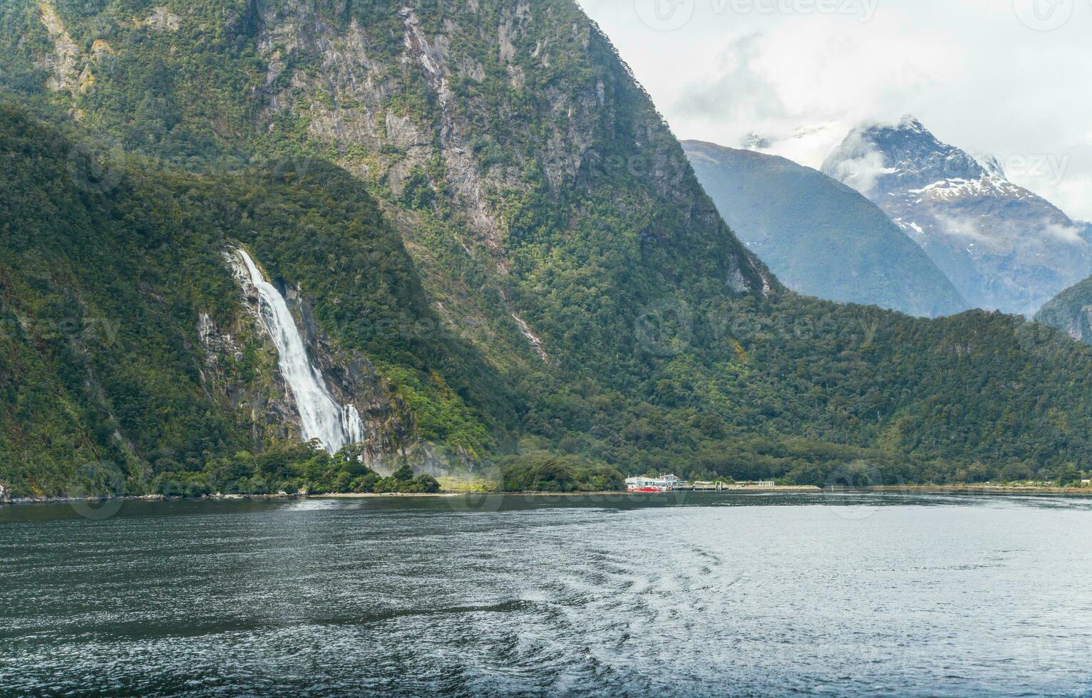 Bowen caídas es el más alto y el más poderoso cascada en el del mundo famoso Milford sonido en Fiordland nacional parque de sur isla, nuevo zelanda foto